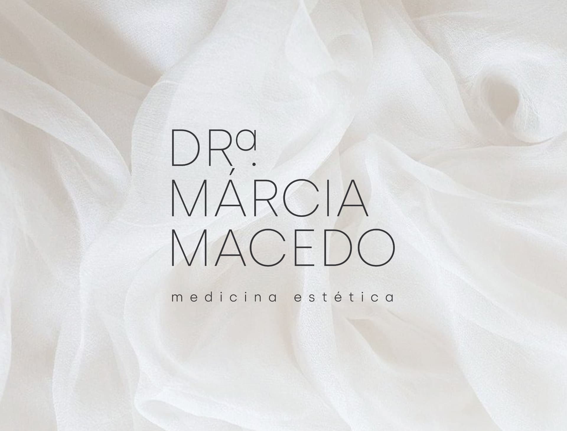 Logotipo Dra. Márcia Macedo, medicina estética, aplicado sobre tecido branco